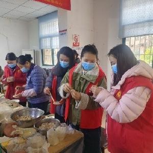 径河街长墩堤社区：饺香迎冬至 关爱伴夕阳 开展冬至活动