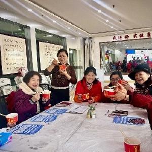 吴家山街长青社区开展“品冬至热饺 话邻里温情”主题活动