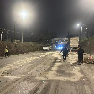 深夜货车撞杆漏油 东西湖慈惠街执法环卫联手“抢险”保畅通