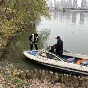 张家墩社区联动多支队伍开展金银潭公园水域清洁行动