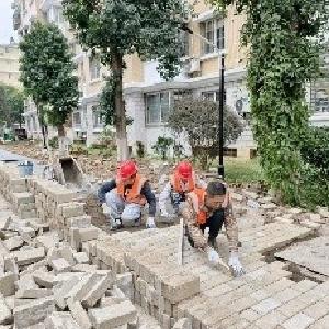 姑李路社区巧用废弃透水砖 铺设“便民暖心路”
