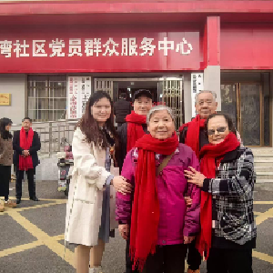 吴家山街文家湾社区为辖区老人送上暖心红围巾