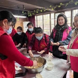 饺香满社区 冬至暖“夕阳”——银花社区开展学习贯彻党的二十届四中全会精神主题实践活动