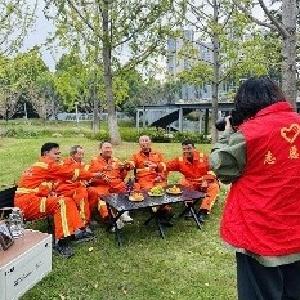 口袋公园变身摄影棚，刘家墩社区为劳动者拍下冬日温情合影