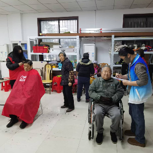 吴家山街道：恒春里社区开展“公益理发暖人心”志愿服务活动