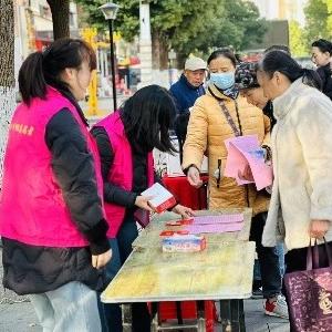 径河街道赛洛城社区：志愿服务暖人心，平安法治护家园 “国际志愿者日”开展综合便民服务活动