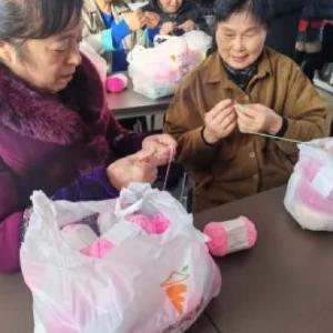 柏泉街道：新苑社区妇联组织“指尖织暖 邻里情深”钩织教学活动