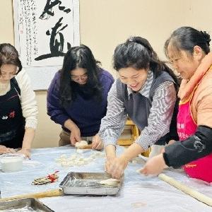 径河街道赛洛城社区：党建引领聚温情 冬至送饺暖夕阳