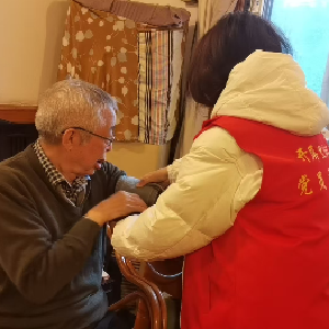 吴家山街道：开屏里社区开展空巢老人上门探访志愿服务