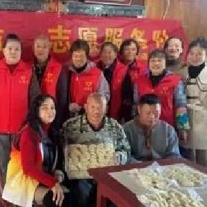 柏泉街道：新港苑社区开展“饺香暖人心，关爱伴夕阳”慰问活动