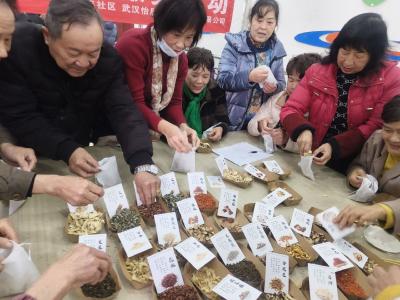 吴家山街道望丰社区冬至暖意浓，手作泡脚包传递养生情