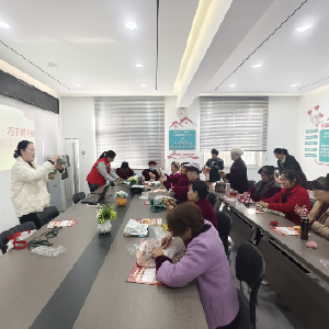 艾香暖夕阳 巧手制安康