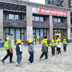 常青花园“平安童行”护学队“三点一岗护平安 温情服务暖民心”