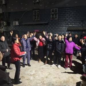 49棵樟树去留引热议，“小区夜话”议出绿化改造共识