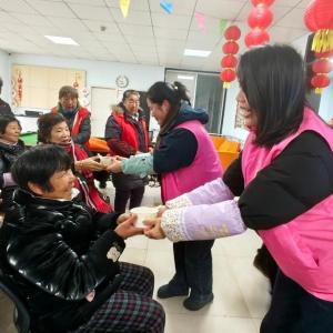 粥香暖邻润心田，巾帼传情护平安