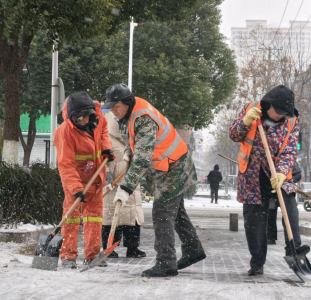 风雪中的身影|吴家山街党员群众齐上阵，扫出出行安全路！