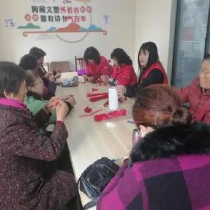新苑社区开展“寒梅映手暖，老年创意乐”腊梅手工制作活动