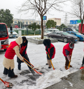 雪落社区暖人心 志愿铲雪护耆年 ——白鹤嘴社区薪火互助志愿服务队筑牢辖区安全防线