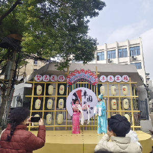 吴家山街3平米戏台落成即开唱，社区戏曲爱好者登台获喝彩！