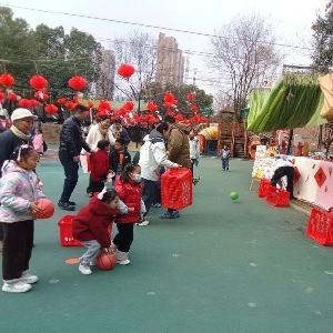 径河街青草湖社区：骏马迎新童心筑梦 “会”集童真乐享新年