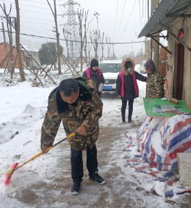 滨江社区妇联开展雪天助老志愿服务活动