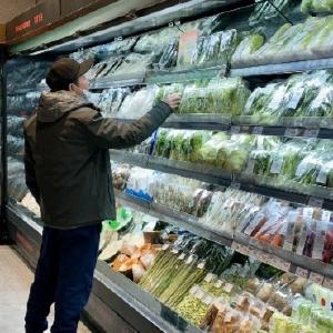 风雪中，“菜篮子”稳当“饭桌子”热乎