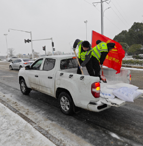 闻雪而动！临空投集团全力护航临空港大道畅通