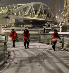 闻雪即大考 深夜在行动——吴家山街道以责任担当筑牢寒潮雨雪暖民安全防线