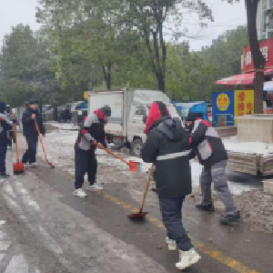 快递小哥铲雪开路，守护居民“菜篮子”出行路