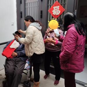 党建引领暖民心，马池墩社区上门年审解民忧