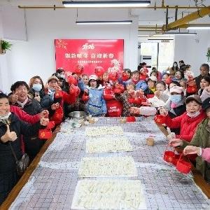 径河街道莲花湖社区：共享客厅变身“年味工坊” 居民接力把“福”挂满
