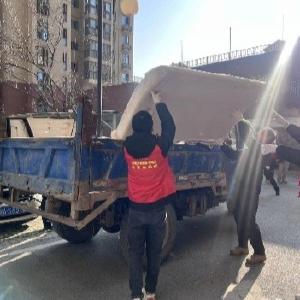 银花社区与佳园物业银花苑项目部联合开展楼道清理专项行动