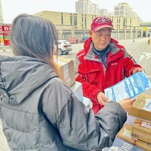 刘家墩社区“随手公益”暖人心，快递小哥的“举手之劳”让医保提醒随包裹准时抵达