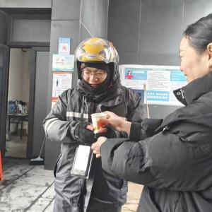 悦心乐工、睦邻协力——马池墩社区工会联合金地物业开展冬日送温暖活动