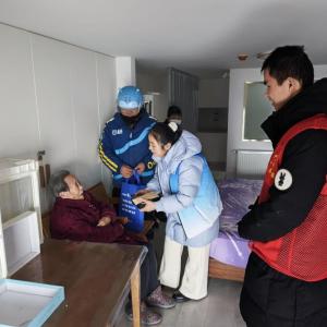 “蜂”行送暖腊八粥，红色志愿暖人心