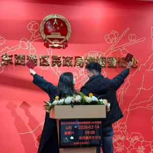 东西湖区百余对新人喜结连理庆佳节