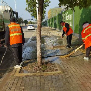 径河街环卫公司：东西湖九通路擦亮城市窗口喜迎新春 洁城焕新
