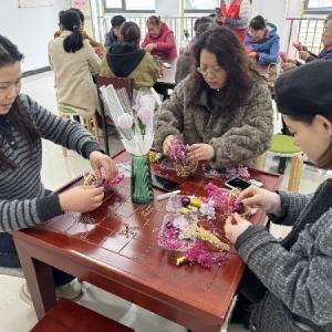 径河街黄狮海社区：春分昼夜均 巧手永生花——开展“春分做花篮”主题插花活动
