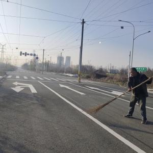 “暖心扫帚”现身商贸大道，点亮平凡善举