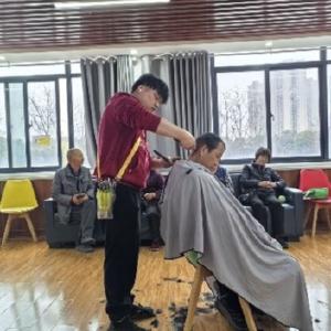径河街电犁社区：二月二龙抬头 爱心义剪暖心头——开展公益理发活动