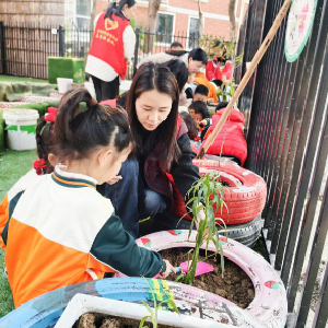 轮胎育新绿 童心植春光