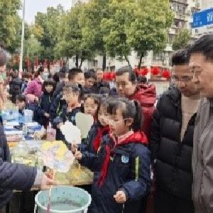 花灯映邻里 志愿暖万家