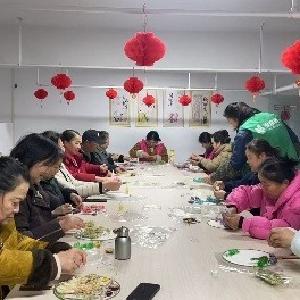 径河街永丰社区：扇韵芳华 健康常伴——“三八”妇女节手工团扇DIY活动