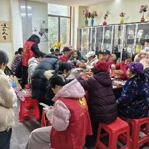 径河街金龙湾社区：汤圆香里说团圆 灯笼红处见温情