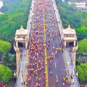 “汉马”十年 足音铿锵