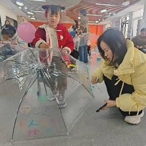 径河街长墩堤社区：为爱撑伞 致敬最美的她