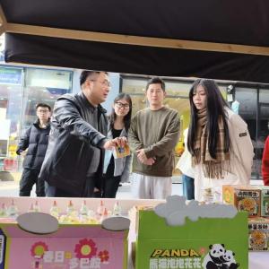 社企同心绘新景 邻里共赏春日春