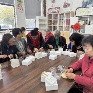 径河街黄狮海社区：春风拂面花灯暖 巧手寄思迎清明——开展“春日小花灯”手工制作活动