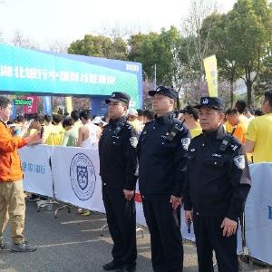 “健康跑”叠加祭扫高峰 网谷公安科学布警守护平安