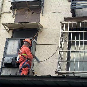 告别“盘踞”室内的“心病”吴家山街道为养老院燃气管道“搬家”